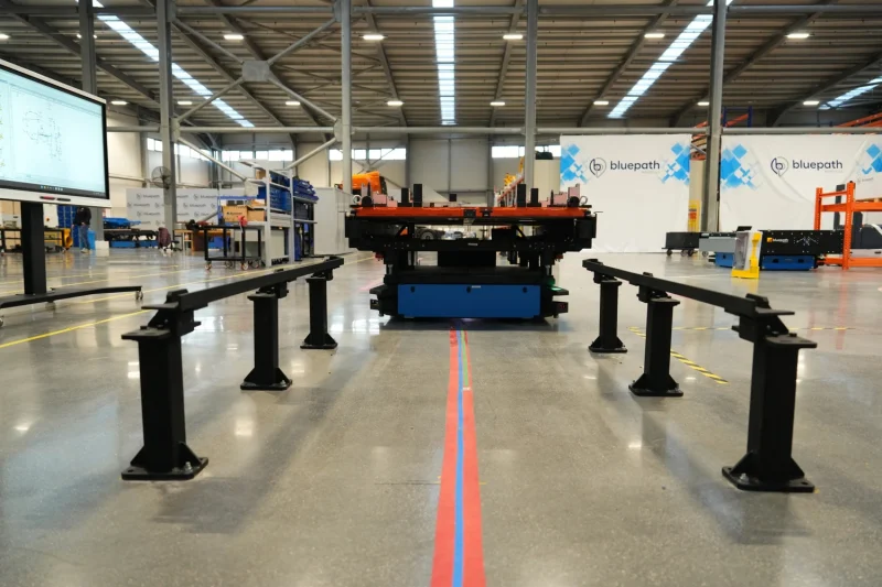 Üretim tesisinde malzeme taşıyan Otonom Mobil Robot (AMR).