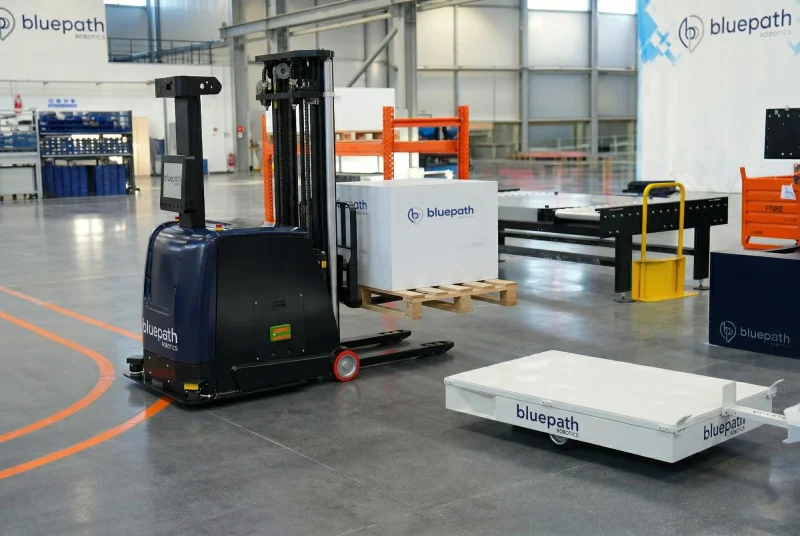 The autonomous forklift developed by Bluepath Robotics enables palletized loads to be transported safely and efficiently in warehouse and production areas.